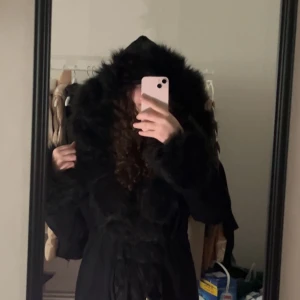 Pälsjacka - Köptpris 799kr, säljer 550kr (bud) Bara testat en gång. Helt ny, passar bra till vinter, höst och vår.