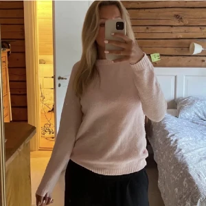 Stickad tröja - Säljer denna fina slutsålda tröja då den tyvärr inte kommer till nog stor användning o därav borde gå användas mer av någon annan! Priset är diskuterbart, men köp annars direkt för 200kr. Har du någon fråga är det bara att höra av sig!😊