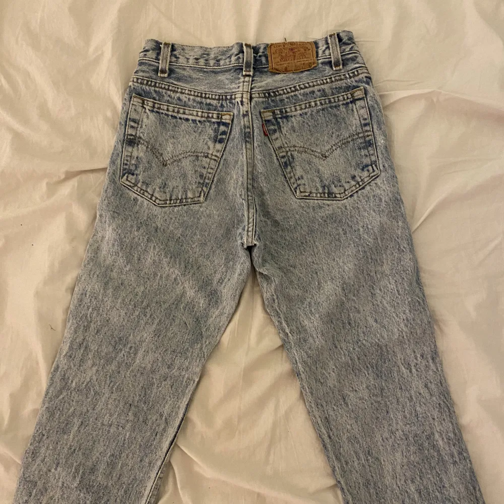 Lågmidjade jeans från Levis💕 runt strl 30/32. Säljer pga av att de blivit för små och knappt använt. Inga fel på dom kom privat för mer info💖. Jeans & Byxor.