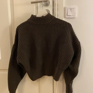 Stickad tröja - Olivgrön stickad tröja med ballongärm ifrån h&m storlek xs 