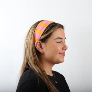 Hårband Alice - Superfint hårband som tidigare varit en klänning. Har resår baktill så passar alla huvudstorlekar😇 