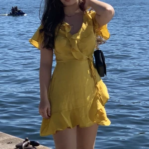 Gul kort klänning - Storlek S. Kort sommarklänning i en skinande gul färg. Använd en gång. 