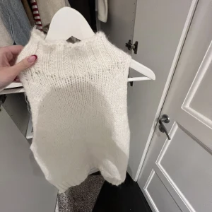 stickad väst - så gosig stickad väst, använd max 3 gånger🕺🏼