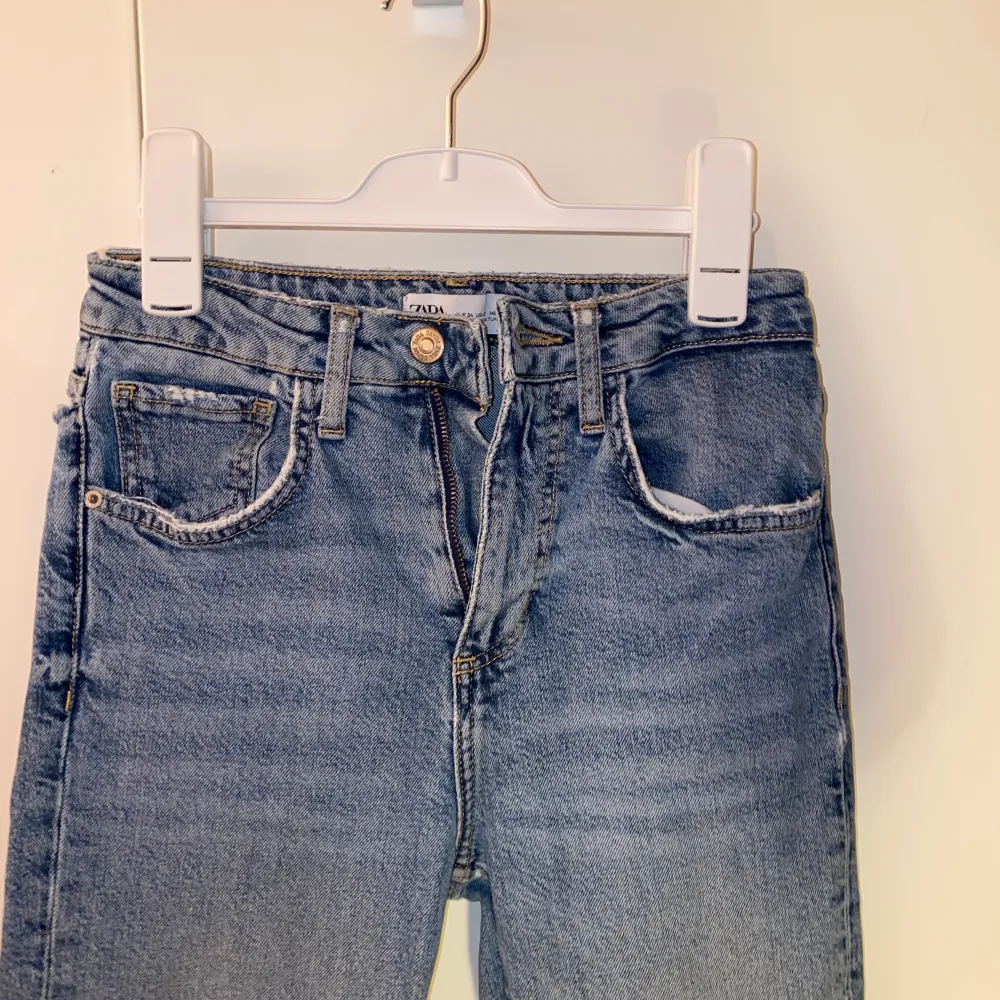 Tryck inte på köp nu, kontakta mig vid intresse!! Ljusblåa zara jeans, köpta från sellpy i nyskick. Aldrig använda då dom är för korta.. Jeans & Byxor.