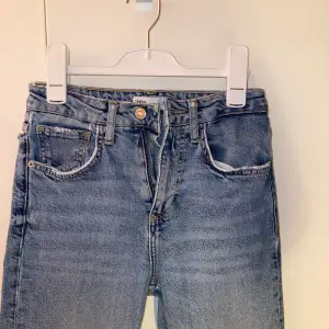 Tryck inte på köp nu, kontakta mig vid intresse!! Ljusblåa zara jeans, köpta från sellpy i nyskick. Aldrig använda då dom är för korta.