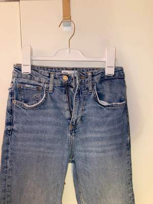 Tryck inte på köp nu, kontakta mig vid intresse!! Ljusblåa zara jeans, köpta från sellpy i nyskick. Aldrig använda då dom är för korta.