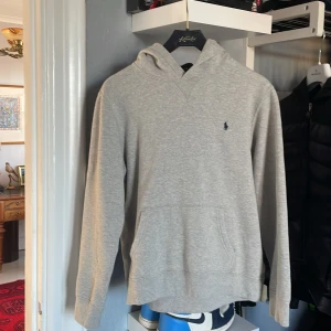 Ralph lauren hoodie  - En helt ny Ralph lauren hoodie!  Cond 10/10 Hör gärna av er vid frågor eller funderingar! Nypris=1700