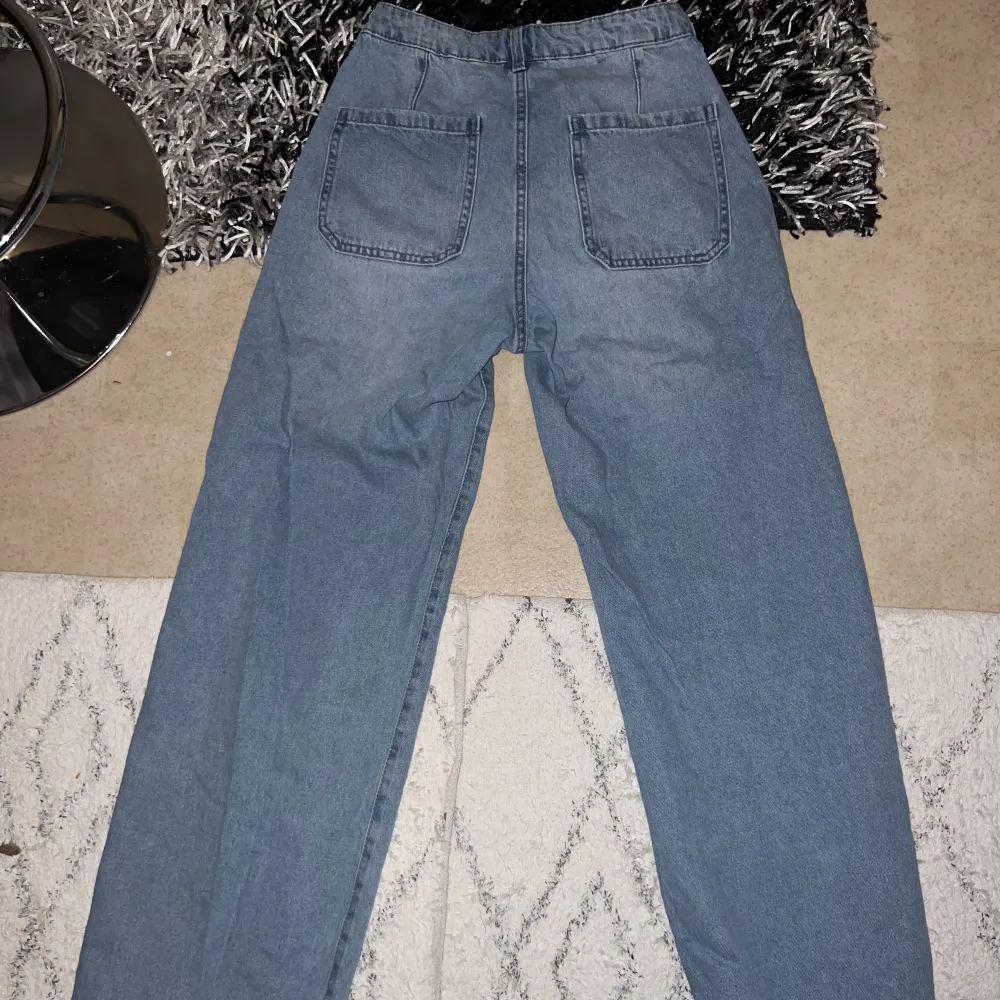 Jeans i storlek 40. Sitter bra på och normal midja. Använt ett par fåtal gånger💕. Jeans & Byxor.