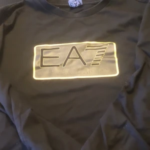 EA7 sweatshirt  - Hej jag säljer den är Ea7 Armani tröja storlek L 