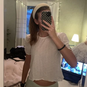 Vit topp - Supersöt vit topp från hm perfekt till fest eller sommar. Står för frakt vid köp över 650 så kolla min profil för fler fynd ❤️‍🔥