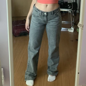Weekday Arrow Low Straight Jeans - Säljer nu mina sjukt fina jeans från Weekday. Detta eftersom att de är förstora för mig. Byxorna är endast prövade på och är därmed i väldigt bra skick! KÖPAREN STÅR FÖR FRAKTEN!