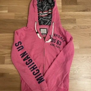Mysig rosa kofta - Så fin rosa kofta! Supermysig och varm på insidan, använd fåtal gånger då den inte kommit till användning, i bra skick! Storlek XS men skulle säga att den passar mer som en S