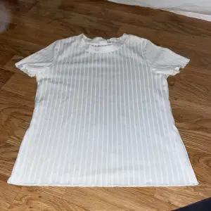 Vit t-shirt, 😻⚡️💓 den är randig i vit.
