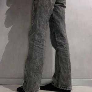 Grå jeans - Bra skick, skriv för fler bilder! Jag är 158 cm och de är lite stora för mig. Tror det är mom jeans modellen och de är ganska höga i midjan. 