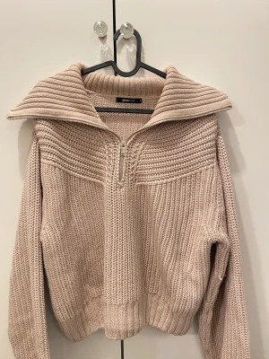 Stickad tröja - Stickad tröja med justerbar dragkedja från ginatricot i storlek M. Varsamt använd❤️