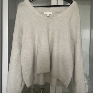 H&M - Beige stickad tröja från H&M i storlek S.
