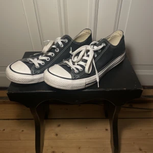 Converse low tops - Knappt använda, fortfarande i nästan nytt skick.
