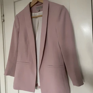 Kavaj ljusrosa  - Ljusrosa kavaj, figursydd. Storlek 34