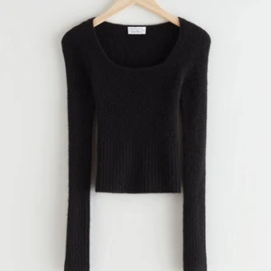 Stickad tröja - Stickad tröja från other stories i alpaca blend. Det är en storlek M, men den passar allt från xs- och M ifall man vill att den ska sitta jättetight 