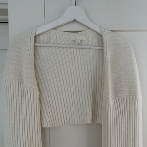 Bolero  - Jättefin trendig bolero kofta från H&M i storlek S🤍 Slutsåld överallt. Krämvit färg.