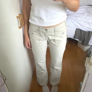 Lågmidjade byxor  - Cargo/jeans från esprit, lite stora i midjan och lite korta på mig som är 180. skriv privat för bilder eller frågor. Osäker på vad storleken är men passar nog S/M