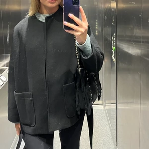 Kort kappa - Kort kappa med knytband från hm. Fint skick. 