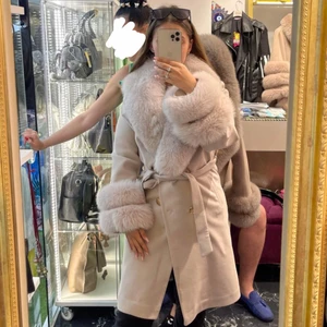 PÄLS KAPPA - Helt ny beige päls kappa !   Material : Kashmir, man kan ta av pälsen om man vill.