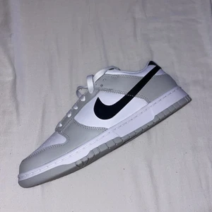 Nike dunk ”lottery” - Nike dunk lottery (grå) helt nya, all og och kvitto medföljer vid köp. Size 42,5 och dem sitter tts… boxen är lite skadad men skorna är helt felfria 10/10 utan tvivel, brand new!
