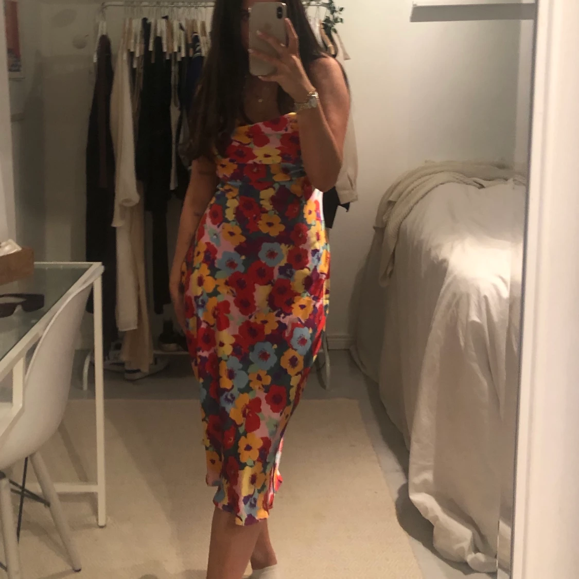 Blommig klänning i satin