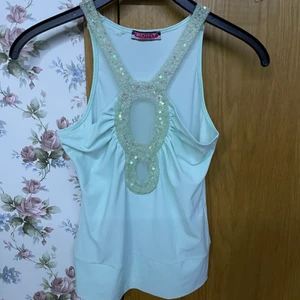 turkost y2k linne - asså jag dog typ när jag såg detta linnet på secondhand och köpte de utan o tänka på att detta inte är min stil alls så nu säljer jag de lol, det är aldrig använt av mig och i jätte fint skick