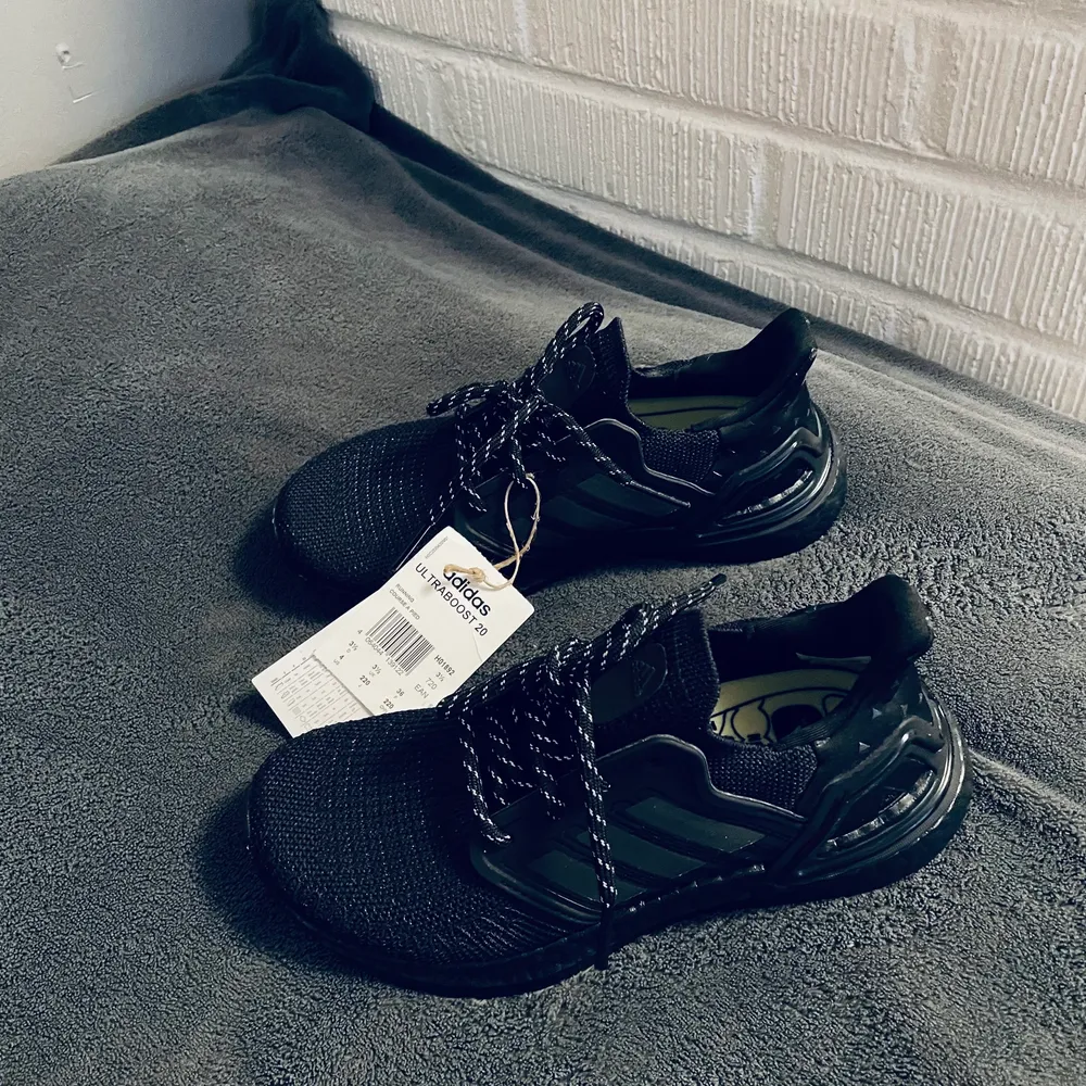 Brand new adidas x Pharrell Williams ultraboost 20,original price 2400,sell it for 1000. Skor.