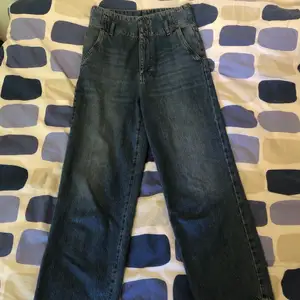 Högmidjade jeans från Gina Tricot storlek 36. Jag är ca 175cm lång :) 50kr + 66kr frakt !