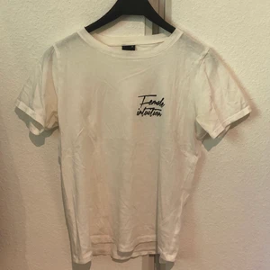 T-shirt - Från Gina Tricot, står storlek XS men funkar som S också. 40kr + 26kr frakt !