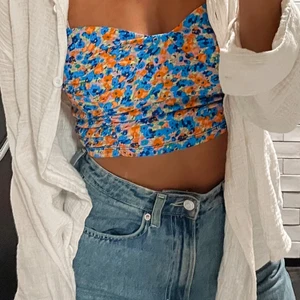 Blommig söt topp - Blommig söt topp från Pull & Bear. Fint skick! 🌸
