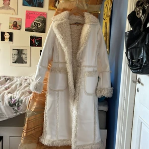 Pälsjacka💖 - Säljer denna otroligt snygga jacka i fuskskinn och fuskpäls💖jackan är i nyskick då jag endast använt den en gång förra hösten!!! Säljer för att den inte kommer till användning. Pris kan diskuteras, hör av er vid frågor🌟