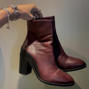 låga boots - Äkta skinn och endast använda två gånger inomhus 💓 De är från Sasha essential, med en klack på 8 cm 🙏🏼 pris kan diskuteras 