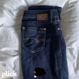 mavi- mid rise boot cut jeans  - Säljer dessa skit snygga jeans från zalando, använda 2-3 gånger eftersom de är lite för långa på mig. Storlek 36, köpte för 700 säljer för 350🙃