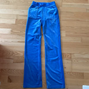 Juicy couture - Säljer mina juicy couture byxor i blått. Storleken är xxs och dom säljs pågrund av att dom aldrig andvänds. Betallat endast med Swish❤️