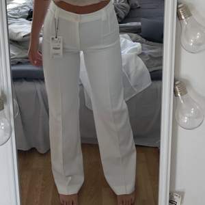 Super snygga vita kostymbyxor från Zara i storlek S, endast använda en gång🫶🏽