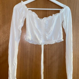 Vit offshoulder topp - Vit offshoulder topp från Nelly. Stl S Luftig topp.