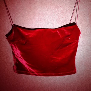 Röd UNIF Crop Top - Röd fin crop top i sammet från märket UNIF! Använd en gång och har dubbelt tyg på insidan  :) 🌸Är i storlek XS men är väldigt stretchig så det kan även vara S! Har blixtlås i sidan (inte synligt). 250 kr+ frakt och bara att skriva vid ev. frågor 😁