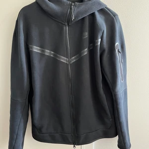 Nike tech fleece - Säljer min Nike tech fleece Hoodie jag inte använt mycket alls. Storlek M och passar mig perfekt som är 181cm. Nypris: 1300kr Köparen står för frakten.