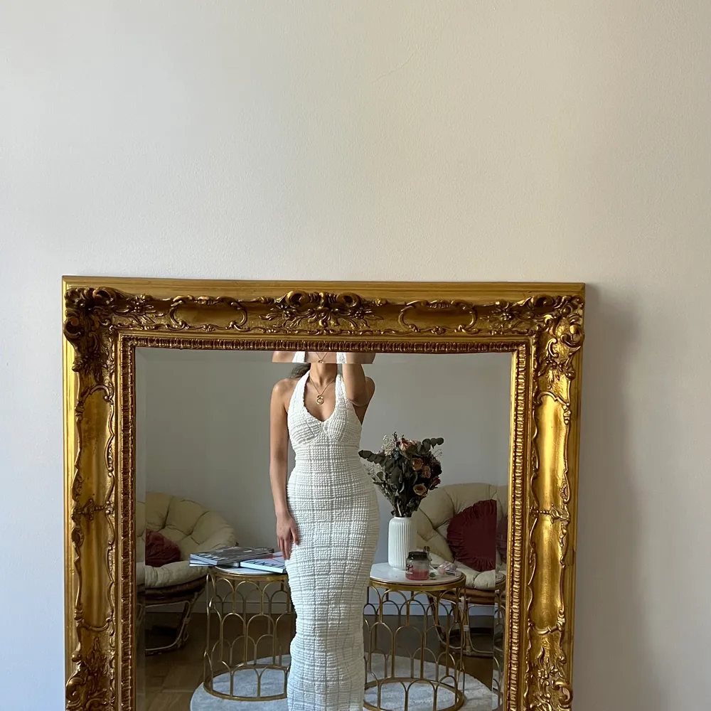 En sjukt fin strukturerad vit lång klänning med halterneck från NA-KD i storlek 34! Köpt i Maj 2022 och använd två gånger, säljer då den är lite för liten för mig ❤️  . Klänningar.