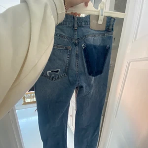 Lågmidjade jeans - Coola lågmidjade jeans med cool ficka baktill och slits längst ner om jeansen. Strl 34