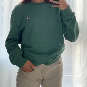 Champion sweatshirt - Champion sweatshirt i fin grön färg. Storlek S, brukar ha storlek xs och den sitter lite oversized på mig. Väldigt fint skick, bara liiiitr knottrig vid ärmarna men inget som märks. Köparen står för frakten.