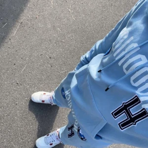 Hoodrich blå  - Har använd den få gånger priset kostar på riktigt 1700 men vi kan diskutera prisen det är hela dressen/tracksuit och man får grattis frakt 