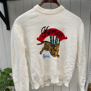 Stickad tröja från Kenzo - Vit stickad tröja från Kenzo, sparsamt använd! Säljer för 250 eller bud, köparen står för frakten🥰