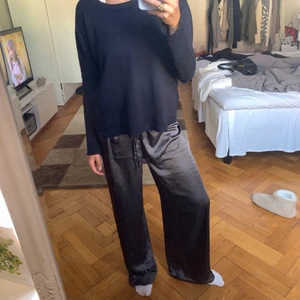 Satin pyjamasbyxor  - Svin snygga pyjamasbyxor i satin från hm, tyvärr är dom förstora för mig därav att jag säljer de💕