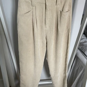 Byxor från Gina stl 34 - Oanvända manchester byxor från Gina✨ Stl 34 men passar även 36. Köparen står för frakten, kan mötas upp i Kalmar!