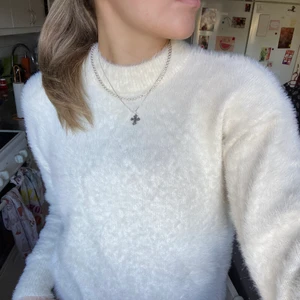 Stickad trlja - Vit stickad tröja i ”lurvigt” material. Tröjan är i storlek xs och i mycket bra skick. Skriv vid frågor 💓